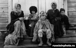 Голодні жителі села в Надволжі в 1920 році. Роком раніше, Ленін наказав вилучити їжу в селян, щоби прогодувати свою армію та забезпечити продовольством російські міста в рамках політики «воєнного комунізму»