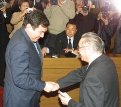 Айдару Акаеву вручает мандат депутата на тот момент председатель ЦИК Сулайман Иманбаев. 22 марта 2005 г. (архивное фото).