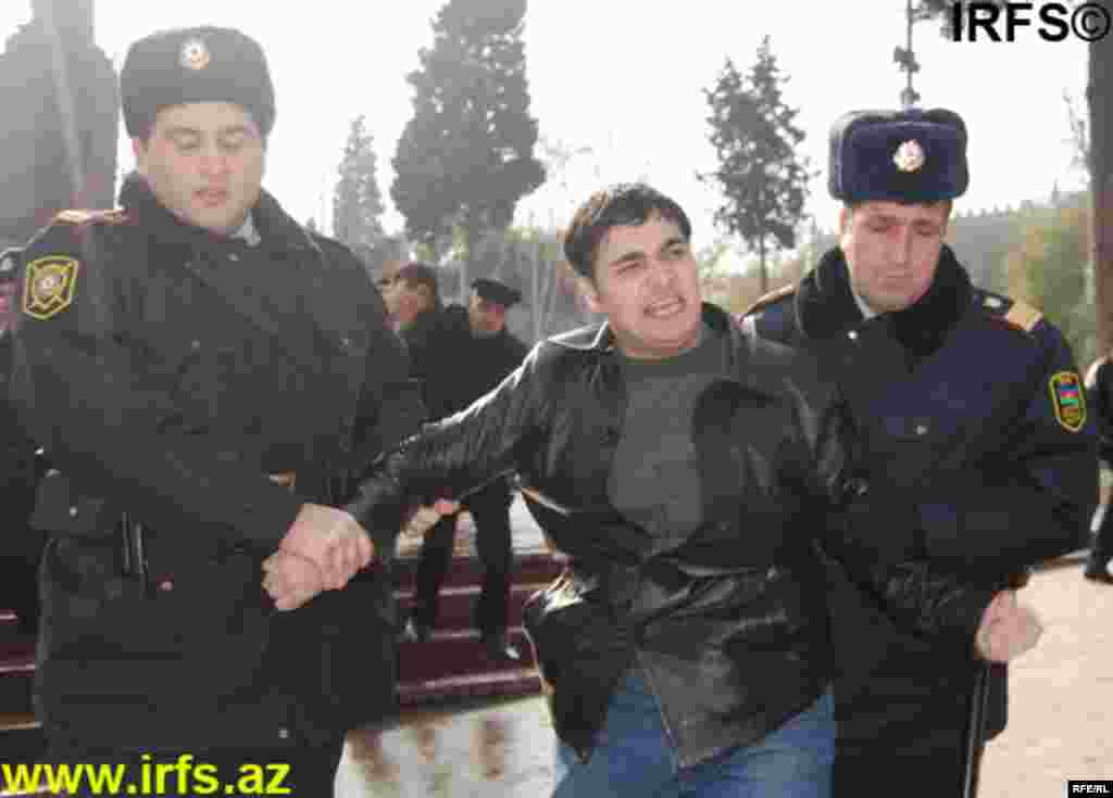 Polis Konstitusiya Məhkəməsinin keşiyində #2