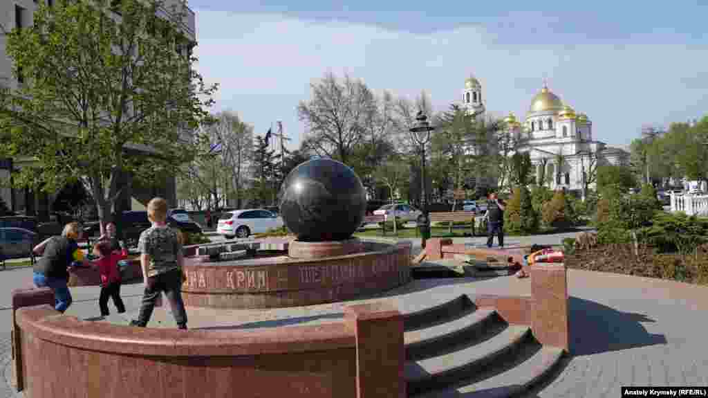 У сквері «Республики» фонтан поки ще не працює.