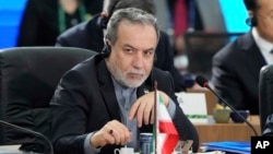 عباس عراقچی بارها در گفت‌وگوی اخیر خود از نقش گسترده و مستقیم علی خامنه‌ای، رهبر جمهوری اسلامی، در تمامی تصمیم‌گیری‌های کلان نظام سخن گفت