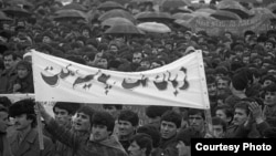 Митинг в защиту таджикского языка в Душанбе, 1989 г. Фото Геннадия Ратушенко