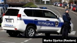 Polijski službenik i automobil, ilustrativna fotografija