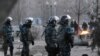 Gazak polisiýasy ýurduň Žanaozen şäherinde geçirilen protestler mahalynda, 18-nji dekabr.