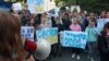 У Києві біля Адміністрації президента вимагають не блокувати соцмережу «Вконтакте»