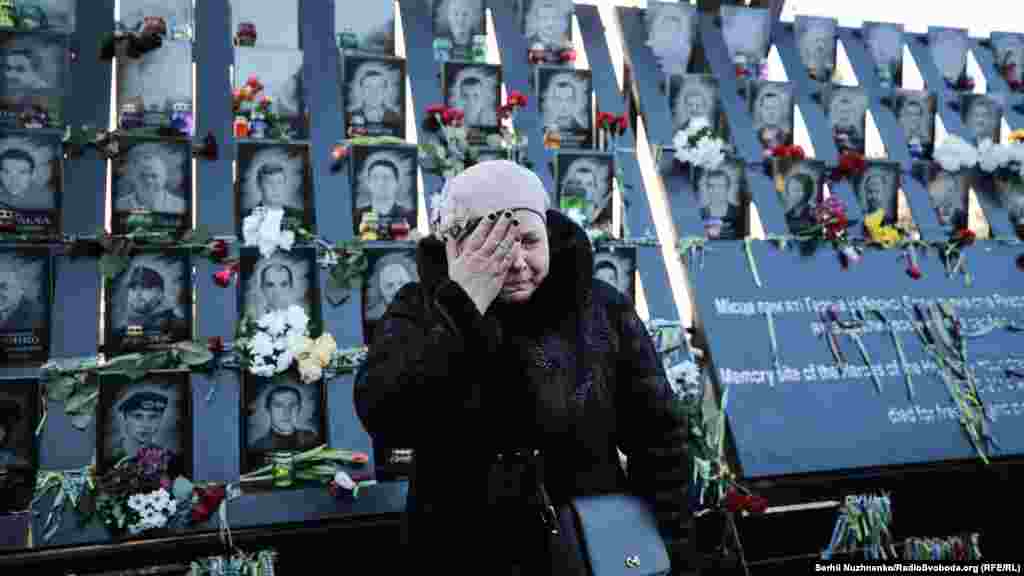 Жінка плаче біля фотографій людей, що загинули на Майдані, під час заходів по вшануванню пам&#39;яті загиблих під час Революції Гідності на алеї Героїв Небесної Сотні, в Києві, 18 лютого 2018 року ПЕРЕГЛЯНЬТЕ ВІДЕО:&nbsp;Майдан 18-19 лютого. Це було тут
