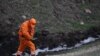 На месте крушения самолета-топливозаправщика в Панфиловском районе Чуйской области, 3 мая 2013 года. 