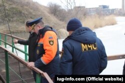 Остання «подійна» новина про «міністра МНС» Сергія Іванушкина. 30 березня він обстежив у Міусинську (входить до складу міськради Хрустального, колишнього Красного Луча) підтоплення через підвищення рівня води у водосховищі Штергрес