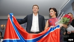 Ruska operska pevačica Ana Netrebko (desno) i separatistički lider Oleg Carev (levo) u Sankt Peterburgu, 8. decembar 2014