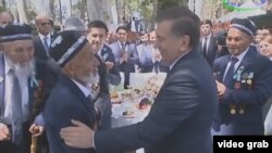 Özbegistanyň prezidenti Şawkat Mirziýoýew uruş weteranlarynyň hal-ahwalyny soraýar. Arhiw suraty