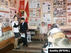 Музейда укучылар белән очрашу