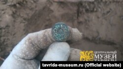 Монета, знайдена на розкопках поблизу Перекопського валу. Північний Крим, 2017 рік