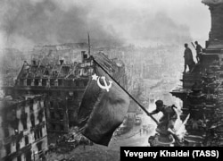 Знаменитое фото Евгения Халдея