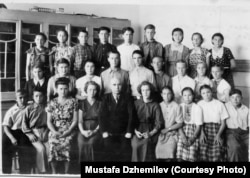 Мустафа Джемілєв (другий зліва в нижньому ряду) – учень 8-го класу Мірзачульської середньої школи. Архів Мустафи Джемілєва