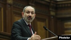 Премьер-министр Армении Никол Пашинян в парламенте отвечает на вопросы депутатов, Ереван, 16 ноября 2020 г.