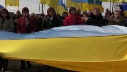 Близько тисячі людей заспівали український гімн біля могили його автора – отця Михайла Вербицького (відео)