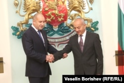 Bugarski predsjednik Rumen Radev (lijevo) i premijer Galab Donev