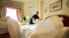 Na hiljade radnika napustile su uslužnu industriju kada su se međunarodna putovanja zatvorila zbog pandemije. (foto: Ritz hotel u Londonu)