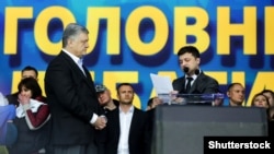 Кандидати на посаду президента України Петро Порошенко і Володимир Зеленський (праворуч) під час дебатів на НСК «Олімпійський». Київ, 19 квітня 2019 року
