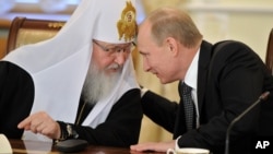 резидент Росії Володимир Путін (праворуч) і Московський патріарх Кирило (Володимир Гундяєв). Архівна світлина