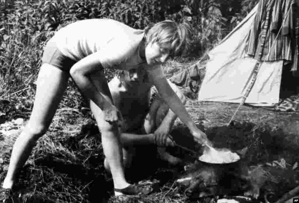 Майбутній канцлер Анґела Меркель в поході в 1973 році, за 16 років до возз'єднання Німеччини
