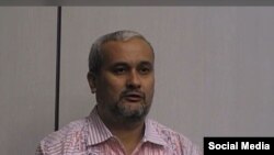 Кун.уз нашри эълон қилган уч дақиқадан ошган видеомурожаатида Бобомурод Абдуллаев бу тасвирни олган камера эмас¸ тўғридаги бошқа камерага қараб гапиради. 