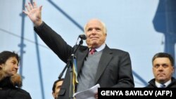 Американський сенатор Джон Маккейн виступає на майдані Незалежності в Києві, 15 грудня 2013 року