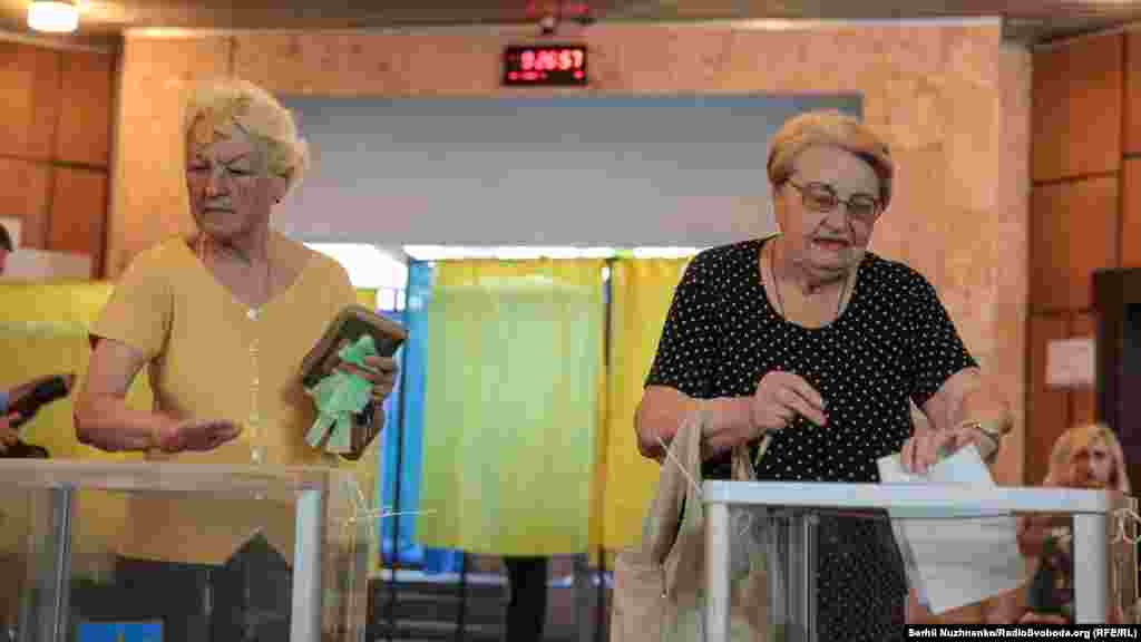 Під час голосування на виборах до Верховної Ради України. Київ, 21 липня 2019 року НА ЦЮ Ж ТЕМУ 
