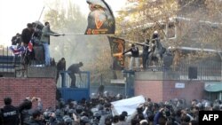 Демонстранттар Британиянын элчилигине чабуул коюшту. 2011-жыл, Тегеран.