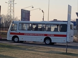 Автобус ДСНС в'їжджає на пункт пропуску «Краковець»