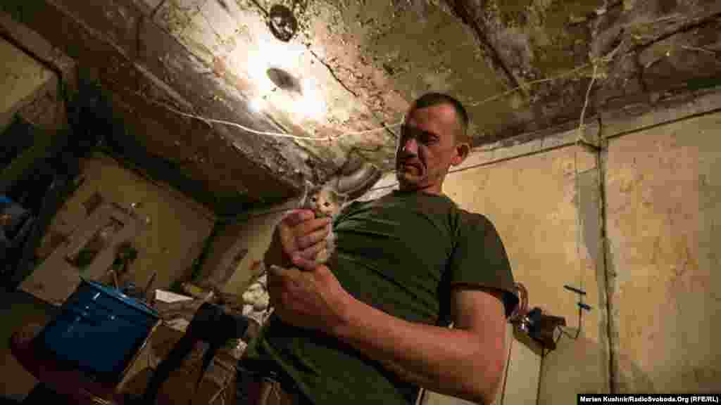 Вояк з позивним «Колесо» показує нам одне з нещодавно народжених кошенят. Ці позиції «котячі», тут майже немає собак. Ще розповів, як нещодавно снайперська куля влучила прямісінько в цівку його кулемета. Результат – перебита цівка, зброя вийшла з ладу. Солдат тішиться: «Вчасно відійшов із лінії вогню і залишився живим»