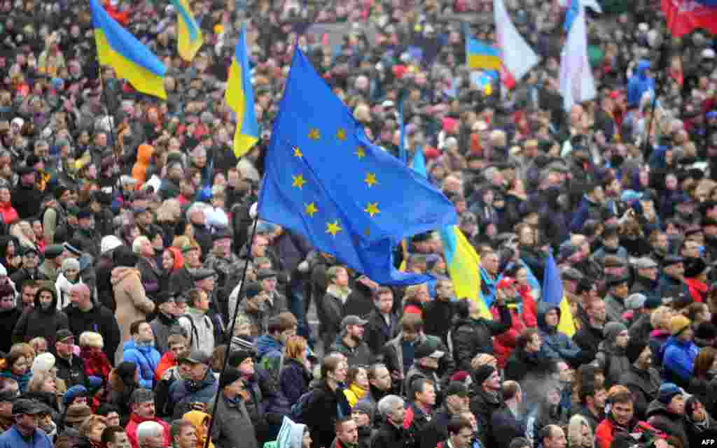 Учасники віча &laquo;За європейську Україну!&raquo; в Києві 24 листопада 2013 року