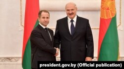 Посол Росії в Білорусі Михайло Бабич (зліва) і президент Білорусі Олександр Лукашенко, Мінськ, 25 вересня 2018 року