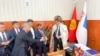 Шаардык кеңештин депутаттары Алмаз Мамбетовду куттуктап жаткан учур. 26-август, 2021-жыл. 