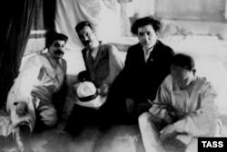 И.В.Сталин, А.И.Рыков, Г.Е.Зиновьев жана Н.Бухарин.