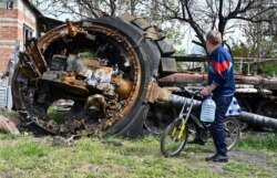 Уничтоженный российский танк в деревне Малая Рогань под Харьковым