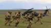 Iskrcavanje britanskih vojnika iz američkog vojnog helikoptera tokom NATO-ove vojne vježbe Wind Spring 15 u Rumuniji (fotoarhiv)
