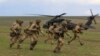 Soldați britanici coboară dintr-un elicopter militar american în timpul exercițiilor militare NATO Wind Spring 15, desfășurate în România (imagine de arhivă).