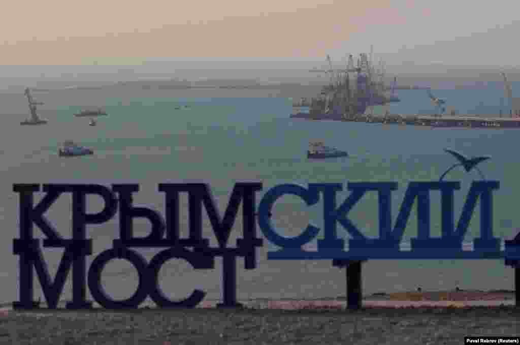 Російські ЗМІ хизуються підняттям арки Керченського мосту на опори. На фото вигляд на будівництво мосту. Керченська затока, 29 серпня 2017 року 