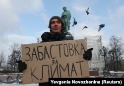 Aktivista za klimu Aršak Makičjan drži transparent s natpisom "Štrajk za klimu" tokom protesta u centru Moskve u februaru 2020.