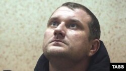 За словами адвоката, Гриценко визнає себе військовополоненим і в ході слідчих заходів відмовився відповідати на запитання слідчого