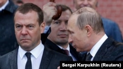 Орусиянын экс-президенти Дмитрий Медведев менен азыркы президенти Владимир Путин. 
