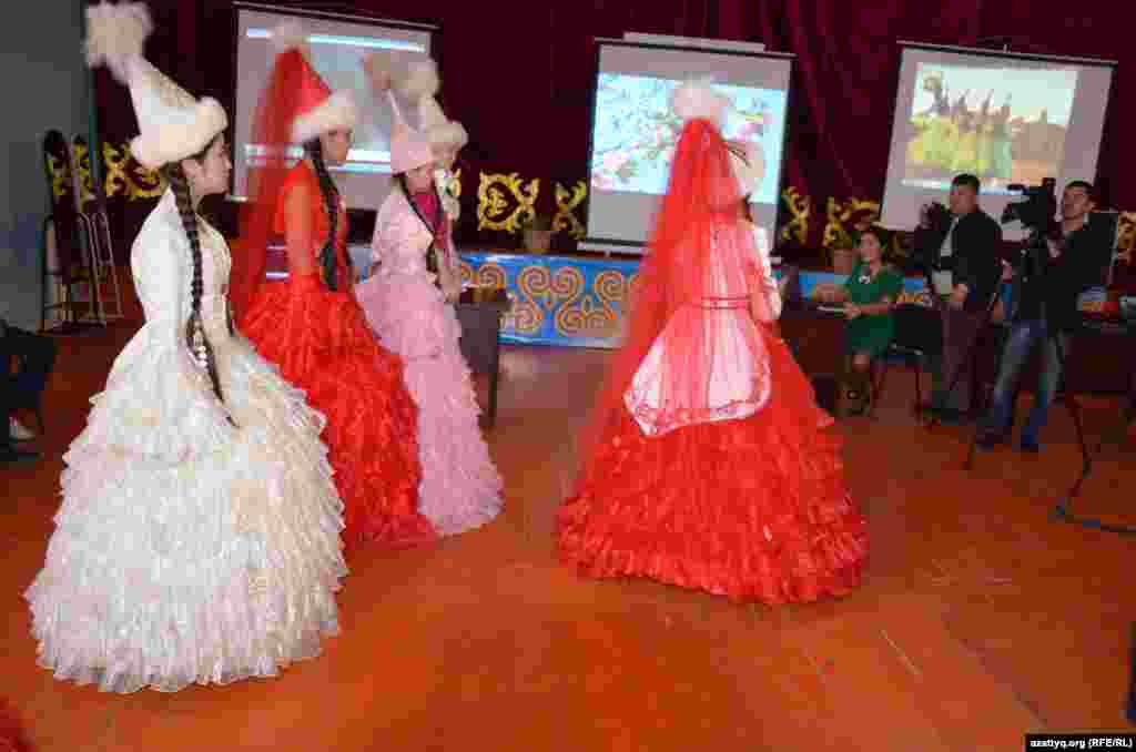 Участницы конкурса «Девушка с косой».
