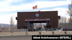 Кыргызстан менен Казакстандын ортосундагы «Кең-Булуң» өткөрмө бекети. Иллюстрациялык сүрөт.