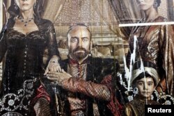 "Керемет кылым" телесериалынын жарнамалык тактасы Стамбулда 2011-жылдын 9-январында жабыркагандан кийинки көрүнүш