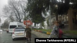 Возмущенные избиратели рассказали, что сторонники одного из кандидата организовали доставку людей из прилегающих сел, предлагают по 2 тысячи рублей за голос
