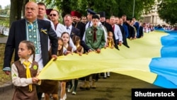 Відзначення Дня Державного Прапора України в Ужгороді. На передньому плані голова Закарпатської ОДА Геннадій Москаль. Учасники святкування несуть 100-метровий синьо-жовтий стяг, 23 серпня 2017 року