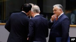 Прем’єр-міністр Угорщини Віктор Орбан під час круглого столу на саміті ЄС у Брюсселі, 6 березня 2025 року