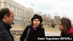 На фото (слева направо): независимые блогеры Андрей Цуканов из Караганды, Дина Байдилдаева из Шымкента и Дмитрий Щёлоков из Уральска. Актау, 27 декабря 2011 года.