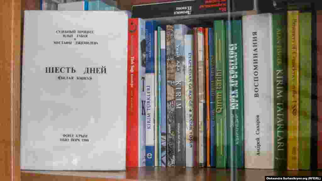 Kitap dolabında - Cemilev yanına alıp ketmegen kitaplar. Olarnıñ çoqusı aşağıdaki qatta, onıñ kabinetinde tura